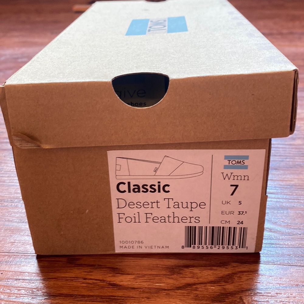 NWT Tom’s Classic 7